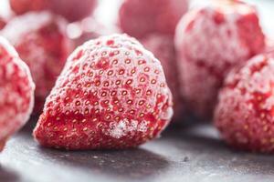 avvicinamento congelato fragole coperto di brina. foto