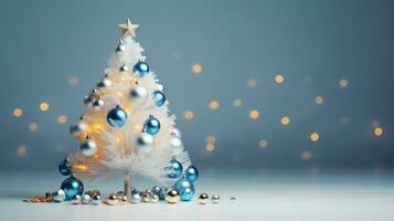 Natale albero con i regali su il sfondo di un' buio grigio parete. spazio per testo. sfocato luci. foto