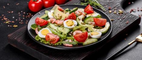 insalata con gamberi, avocado, cetriolo, semi di zucca e semi di lino con olio d'oliva foto