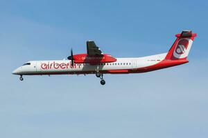 aria Berlino bombardiere dhc-8 q400 d-abql passeggeri aereo atterraggio a amburgo aeroporto foto