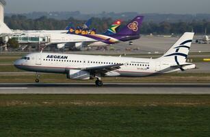 Egeo le compagnie aeree airbus a320 sx-dvj passeggeri aereo arrivo e atterraggio a Monaco aeroporto foto