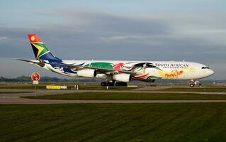 Sud africano airways airbus a340-300 zs-sxd passeggeri aereo arrivo e atterraggio a Monaco aeroporto foto