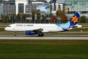 israir le compagnie aeree airbus a320 4x-abg passeggeri aereo arrivo e atterraggio a Monaco aeroporto foto