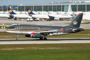 reale jordanian le compagnie aeree airbus a319 jy-aym passeggeri aereo arrivo e atterraggio a Monaco aeroporto foto