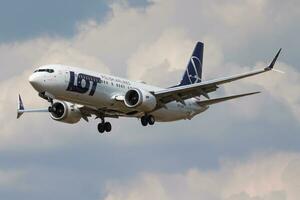 lotto polacco le compagnie aeree boeing 737-800 max sp-lvb passeggeri aereo atterraggio a Londra Heathrow aeroporto foto