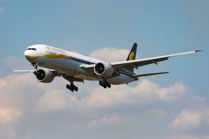 Jet airways boeing 777-300er vt-jeu passeggeri aereo atterraggio a Londra Heathrow aeroporto foto