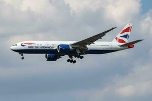 Britannico airways boeing 777-200 g-zzzb passeggeri aereo atterraggio a Londra Heathrow aeroporto foto