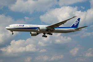 ana tutti nippon airways boeing 777-300er ja786a passeggeri aereo atterraggio a Londra Heathrow aeroporto foto