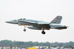 svizzero aria vigore f-18c calabrone j-5016 combattente Jet arrivo e atterraggio per riat reale internazionale aria tatuaggio 2018 spettacolo aereo foto