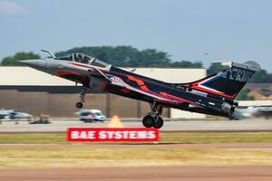 francese aria vigore speciale livrea rafale c combattente Jet arrivo e atterraggio per riat reale internazionale aria tatuaggio 2018 spettacolo aereo foto