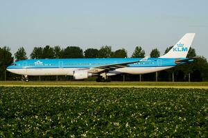 klm reale olandese le compagnie aeree airbus a330-300 ph-aka passeggeri aereo rullaggio a amsterdam schipol aeroporto foto