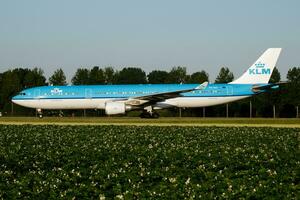 klm reale olandese le compagnie aeree airbus a330-300 ph-akf passeggeri aereo rullaggio a amsterdam schipol aeroporto foto