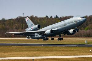 militare trasporto aereo a aria base. aria vigore volo operazione. aviazione e aereo. aria sollevare. militare industria. volare e volare. foto