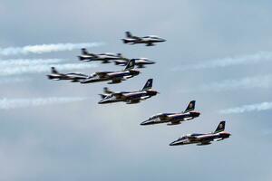 militare allenatore aereo a aria base. aria vigore volo operazione. aviazione e aereo. aria difesa. militare industria. volare e volare. foto