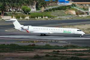 binter canarias passeggeri aereo a aeroporto. programma volo viaggio. aviazione e aereo. aria trasporto. globale internazionale trasporto. volare e volare. foto