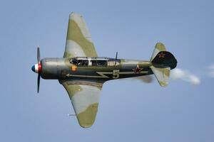 vecchio Timer uccello da guerra a aria base e aeroporto. freddo guerra e mondo guerra aviazione. spettacolo aereo Schermo. anziano militare aereo da guerra aereo. volare e volare. foto