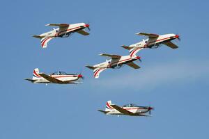 militare allenatore aereo a aria base. aria vigore volo addestramento. aviazione e aereo. acrobatico. militare industria. volare e volare. foto