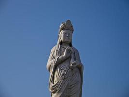statua del buddha nel tempio naksansa, corea del sud foto
