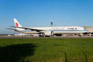 aria Cina passeggeri aereo a aeroporto. programma aria viaggio. aviazione e aereo. aria trasporto. globale internazionale trasporto. volare e volare. foto