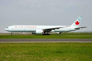 aria Canada boeing 777-300er c-fivq passeggeri aereo partenza e prendere via a Parigi charles de gaulle aeroporto foto