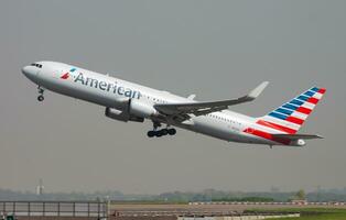 americano le compagnie aeree boeing 767-300 n391aa passeggeri aereo partenza e prendere via a Parigi charles de gaulle aeroporto foto