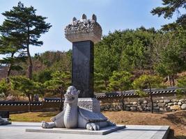 sculture nel tempio naksansa. città di yangyang, corea del sud foto