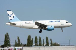 Aigle Azur airbus a319 f-hbal passeggeri aereo partenza a Parigi orly aeroporto foto