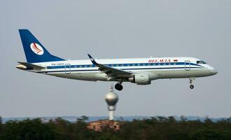 belavia passeggeri aereo a aeroporto. programma volo viaggio. aviazione e aereo. aria trasporto. globale internazionale trasporto. volare e volare. foto