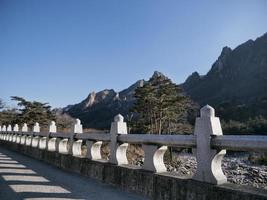 ponte di pietra nel parco nazionale di seoraksan, corea del sud foto
