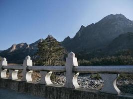 ponte di pietra nel parco nazionale di seoraksan, corea del sud foto