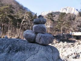 pietre dell'equilibrio in seoraksan foto