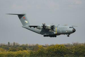 Turco aria vigore airbus militare a400 m atlante 15-0051 militare trasporto aereo arrivo e atterraggio a budapest aeroporto foto