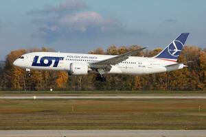 lotto polacco le compagnie aeree boeing 787-8 sognatore sp-lrc passeggeri aereo arrivo e atterraggio a budapest aeroporto foto