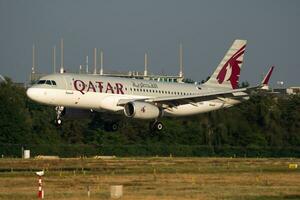 Qatar airways airbus a320 a7-ahx passeggeri aereo arrivo e atterraggio a budapest aeroporto foto