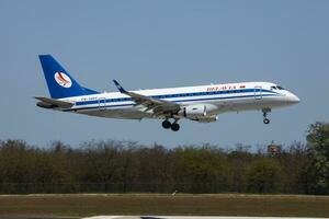 belavia passeggeri aereo a aeroporto. programma volo viaggio. aviazione e aereo. aria trasporto. globale internazionale trasporto. volare e volare. foto