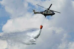 militare elicottero a aria base. aria vigore volo operazione. aviazione e aereo. aria difesa. militare industria. volare e volare. foto