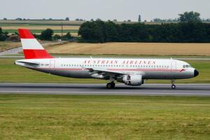 austriaco le compagnie aeree passeggeri aereo a aeroporto. programma volo viaggio. aviazione e aereo. aria trasporto. globale internazionale trasporto. volare e volare. foto