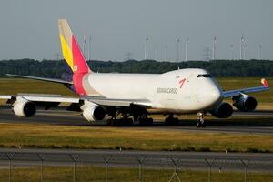 asiatico carico boeing 747-400 hl7420 carico aereo arrivo e atterraggio a vienna aeroporto foto