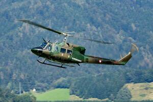 militare elicottero a aria base. aria vigore volo operazione. aviazione e aereo. aria difesa. militare industria. volare e volare. foto