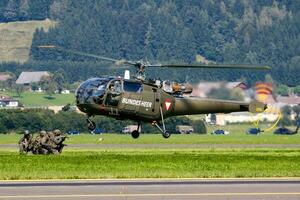 militare elicottero a aria base. aria vigore volo operazione. aviazione e aereo. aria difesa. militare industria. volare e volare. foto