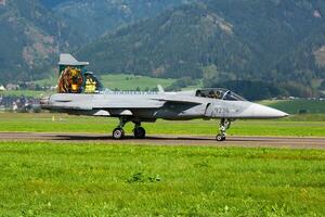 militare combattente Jet aereo a aria base. aria vigore volo operazione. aviazione e aereo. aria difesa. militare industria. volare e volare. foto