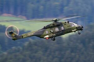 militare elicottero a aria base. aria vigore volo operazione. aviazione e aereo. aria difesa. militare industria. volare e volare. foto