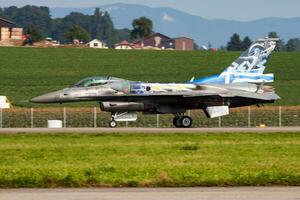 militare combattente Jet aereo a aria base. aria vigore volo operazione. aviazione e aereo. aria difesa. militare industria. volare e volare. foto