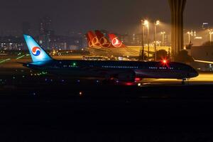 coreano aria boeing 787-9 sognatore hl7209 passeggeri aereo notte partenza a Istanbul ataturk aeroporto foto