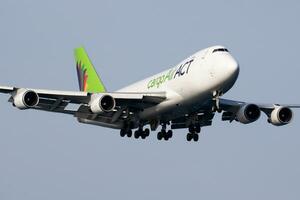 atto le compagnie aeree carico boeing 747-400 tc-acr carico aereo atterraggio a Istanbul ataturk aeroporto foto