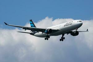 afriqiyah airways airbus a330-300 5a-onr passeggeri aereo arrivo e atterraggio a Istanbul ataturk aeroporto foto