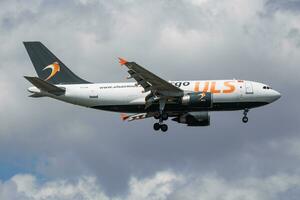 ul carico airbus a310 tc-ler carico aereo arrivo e atterraggio a Istanbul ataturk aeroporto foto