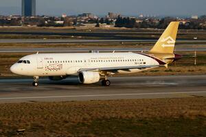 libico le compagnie aeree airbus a320 5a-lak passeggeri aereo partenza a Istanbul ataturk aeroporto foto