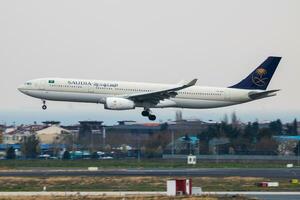 saudia airbus a330-300 hz-aq14 passeggeri aereo atterraggio a Istanbul ataturk aeroporto foto