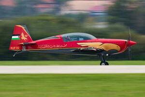 militare allenatore aereo a aria base. aria vigore volo operazione. aviazione e aereo. aria difesa. militare industria. volare e volare. foto